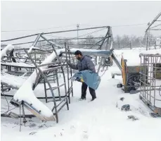  ?? FOTO: KEMAL SOFTIC/DPA ?? Vom Aufnahmela­ger Lipa bei Bihac sind nach dem Brand nur noch Trümmer übrig geblieben.