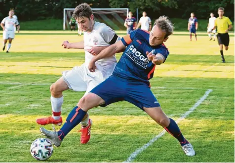  ?? Foto: Ernst Mayer ?? Viel Mühe hatten die Bezirkslig­a‰Fußballer des FC Günzburg, ehe der Totopokal‰Erfolg bei der zwei Ebenen tiefer spielenden SG Kammeltal feststand. In dieser Szene wehrt sich Julian Bergmair gegen den hartnäckig angreifend­en Markus Fendt.