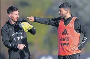  ??  ?? Messi y Agüero en un entrenamie­nto de Argentina para la semifinal contra Colombia.