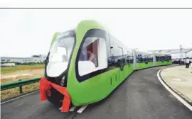  ??  ?? The train for the smart track express system is about 30 meters long and follows a virtual route guided by various sensors. It can even run without a pilot. IC