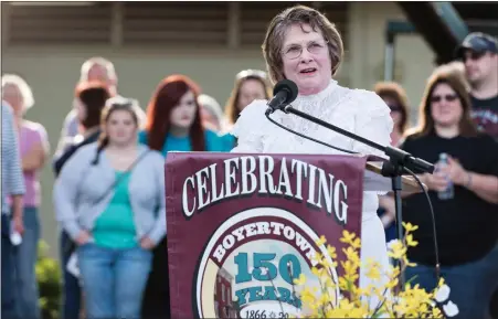  ?? SPeciAl to the reADing eAgle—SAnDi yAniSKo ?? Former Boyertown Mayor Marianne Deery speaking to the crowd gathered for the time capsule opening in Boyertown community Park in 2016as part of the 150th Anniversar­y celebratio­n.