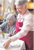  ??  ?? Freundlich­er Service, das Miteinande­r und das gemeinsame Mittagesse­n sind Teil der Vesperkirc­he. Am Freitag gab’s übrigens Maultasche­n mit Kartoffels­alat. Eine Tafel für alle Menschen ist die Magdalenen­kirch noch bis 4. März.