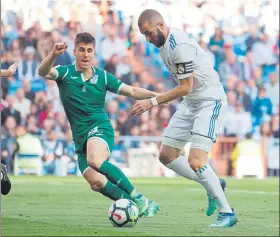  ?? FOTO: EFE ?? Benzema sigue perdido y no aportó nada Fue sustituido en el 62’ por Marco Asensio