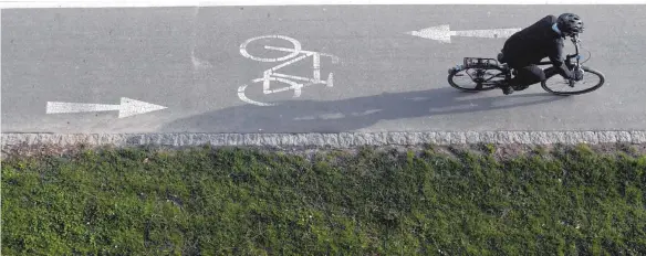  ?? FOTO: STEFAN PUCHNER/DPA ?? Die Radfahrerv­ereine im Schussenta­l sagen: Es fehlt an einem durchgängi­gen und sicheren Radweg zwischen dem Schussenta­l und Bad Waldsee.