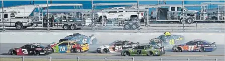  ?? PHELAN M. EBENHACK THE ASSOCIATED PRESS ?? Kyle Larson (42) and Jimmie Johnson (48) begin a multi-car accident on the final lap of the NASCAR Clash auto race Sunday at Daytona.