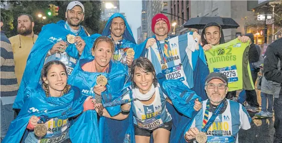  ?? ADRIANA GROISMAN ?? Misión cumplida. Agotados, los competidor­es argentinos muestran sus medallas luego de haber superado la prueba.