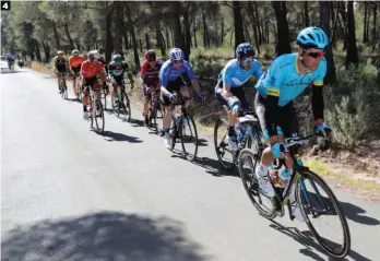  ??  ?? 4 4 La inspiració­n de Jakob Fuglsang. En las fugas, tirando del pelotón, vencedor de la montaña... el danés se salió el segundo día.