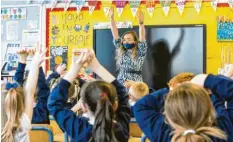  ?? Foto: Liam Mcburney, dpa (Symbolbild) ?? Wenn Kinder lange in Quarantäne waren, brauchen sie danach im Unterricht mitunter Hilfe. Studenten haben ein Projekt entwickelt.