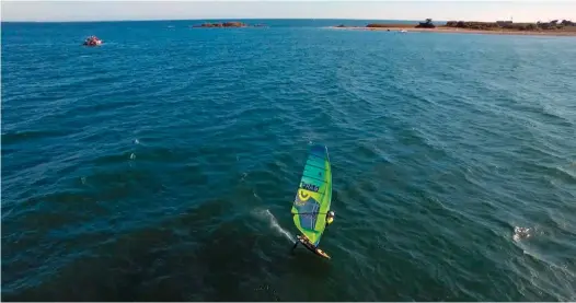  ??  ?? Le windsurf olympique pourrait bientôt ressembler à ça et c’est tout le mal qu’on lui souhaite ! © Drone Move