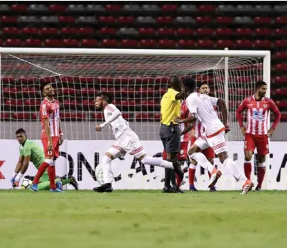  ??  ?? Maalique Foster fue un dolor de cabeza para la zaga santista. El extremo del Portmore United, de Jamaica anotó el segundo tanto del juego, después de superar la muralla caribeña.