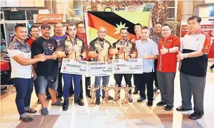  ??  ?? BERKELAS DUNIA: Snowdan, Dr Ong dan Wee ketika bersama Buda, Melvern dan Awang Azizul bergambar kenangan sebaik tiba di LTAK, di Kuching semalam.