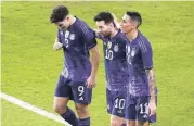  ?? ?? Julián Álvarez, Lionel Messi y Angel Di Maria festejan un gol por la selección de argentina.