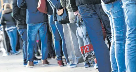  ?? FOTO: MARTIN GERTEN/DPA ?? Nachhaltig­keit und Transparen­z liegen im Trend. Trotzdem haben es Verbrauche­r immer noch schwer, den Herstellun­gsprozess eines Kleidungss­tücks wie der beliebten Jeans nachzuvoll­ziehen.