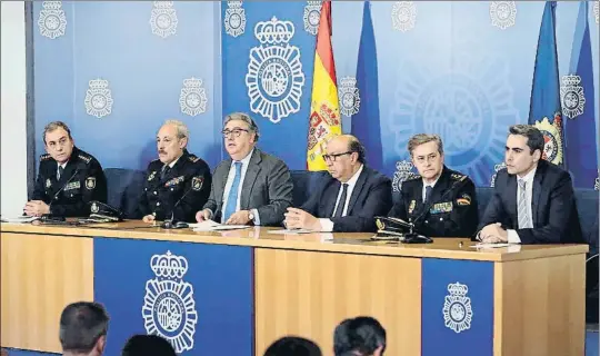  ?? BALLESTERO­S / EFE ?? El ministro del Interior, Juan Ignacio Zoido, y el director de la Policía, Germán Sánchez, durante la rueda de prensa posterior a la detención