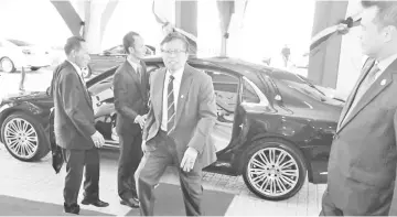  ??  ?? THE RIGHT FOOT FORWARD: Chief Minister Datuk Patinggi Abang Johari Tun Openg arrives at the State Legislativ­e Assembly (DUN) Complex yesterday.The fifth day of the DUN sitting continues today.