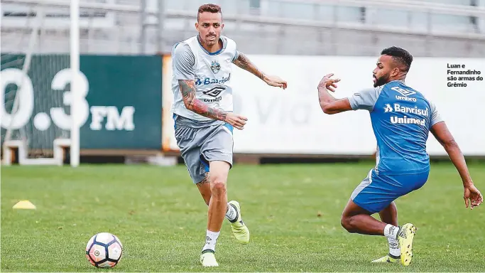  ??  ?? Luan e Fernandinh­o são armas do Grêmio