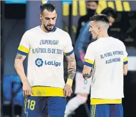  ?? FOTO: AP ?? Los jugadores del Cádiz lucieron anoche camisetas en contra la fallida Superliga europea