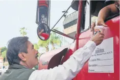  ??  ?? Raúl Mejía, abanderado de MC, recorrió el municipio de Xalisco, e insistió en que todos los candidatos deben presentar sus propuestas de seguridad.