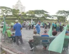  ??  ?? Al movimiento cívico se le había impedido instalar un campamento en Santiago, frente al Monumento.