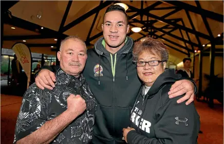  ?? PHOTO: ROBYN EDIE/STUFF ?? Joseph Parker, with his parents Dempsey and Sala, has always been motivated by a desire to help his family.