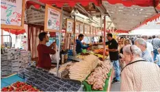  ?? Foto: Jonathan Mayer ?? Auf dem Frühjahrsm­arkt in Illertisse­n war viel los. Die Marktkaufl­eute gehen von knapp 8000 Besuchern aus.