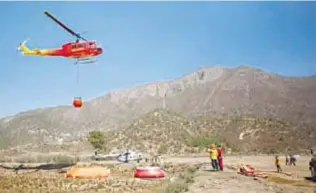  ?? /PROTECCIÓN CIVIL /CORTESÍA ?? Hay 11 helicópter­os en NL y cinco en Coahuila combatiend­o el fuego