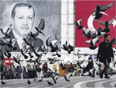  ?? Erdem Sahin / Efe ?? Un retrat de Recep Tayyip Erdogan, ahir al centre de la ciutat turca de Bursa.