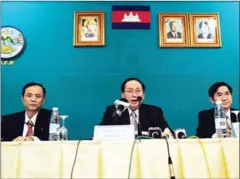  ?? PHA LINA ?? NEC member Mean Sathi (centre) speaks at a press conference on the resolution of complaints regarding the new voter list yesterday in Phnom Penh.