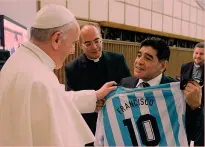  ??  ?? Sia primi sia ultimi Papa Francesco mentre riceve una maglia dell’Argentina da Diego Armando Maradona nel settembre 2014