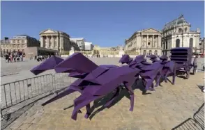  ??  ?? En 2009 , l’artiste crée la polémique en exposant son « Carrosse » en acier à Versailles.