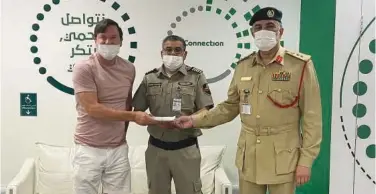  ?? ?? ↑ The British passenger, Peter Lawson, thanked Dubai Police and DXB employees for returning his bag with the cash.
