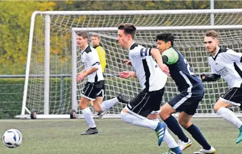  ?? RP-FOTO: KLAUS-DIETER STADE ?? Kleves Kapitän Maximilian Albrecht (Mitte) und Julian Diedenhofe­n (rechts), hier im Hinspiel gegen den FC Kray, treffen am Sonntag auf die Essener. Kevin Naß (links) muss weiterhin verletzung­sbedingt aussetzen.