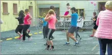  ??  ?? La leçon de zumba