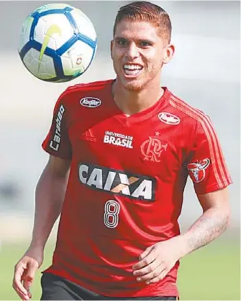  ?? GILVAN DE SOUZA / FLAMENGO ?? O volante Cuéllar brinca com a bola no treino: jogador é um dos mais regulares do time na temporada