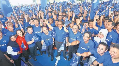  ??  ?? Abang Johari (centre) waving the BN flag along with Uggah (fifth right), Fatimah (third right), Snowdan (right), Rentap (fifth left) and BN Youth members. — Photo by Muhammad Rais Sanusi