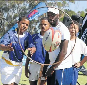  ?? Picture: BRIAN WITBOOI ?? GIVING BACK: Former Springbok Gcobani Bobo coaches Gelvandale High School rugby players, from left, Keathon Terblanche, Rivaldo Williams and Azariah Gouza during the Nashua Rugby Skills Project clinic at Framesby High School yesterday