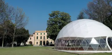  ??  ?? Un igloo
A Villa Carrara Bottagisio, sul lago, è stato installato un maxi igloo per ospitare tutti gli eventi di «Vinitaly and the city» che si terranno proprio Bardolino