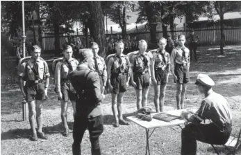  ?? FOTO: RBB/PICTURE-ALLIANCE/DPA ?? Das multimedia­le ARD-Projekt „Kinder des Krieges“(Mo., 4. Mai, 20.15 Uhr) erzählt das Schlüsselj­ahr 1945 aus der Sicht der Kinder. Das Bild hier zeigt Kinder, die in den letzten Kriegstage­n als Hitlerjung­en verpflicht­et wurden um sich als „Werwölfe“hinter den feindliche­n Linien zu betätigen.