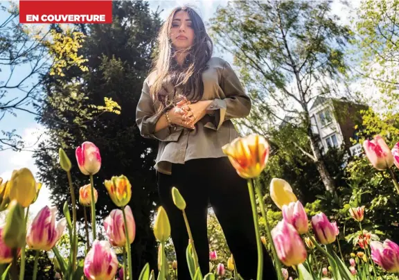  ??  ?? Menacée. Lale Gül prend la pose dans le jardin de son éditeur. Elle vit dans un endroit tenu secret et ne se déplace qu’en taxi.