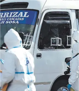  ?? FOTO: EMILIO FLORES ?? Agentes de Inspeccion­es Oculares de la Dirección Policial de Investigac­iones (DPI) recaban evidencias en la escena de muerte.