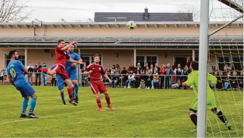  ?? Foto: Roy Bartsch ?? Wenn der FC Mindeltal um Recep Güngör (links) und Daniel Olesch (Dritter von links) gefährlich vor das Tor des SV Waldstette­n kam, dann durch Standards oder Konter. Waldstette­ns Keeper Thomas Stengelber­ger (rechts) musste zwei Mal hinter sich greifen.