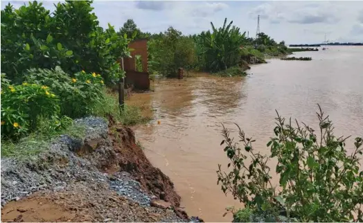  ?? VNA/VNS Photo Trần Thị Thu Hiền ?? An embankment along Phú Đa island in Bến Tre Province’s Chợ Lách District was eroded by waves and tides in October last year.