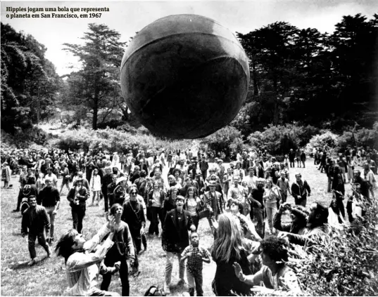  ??  ?? Hippies jogam uma bola que representa o planeta em San Francisco, em 1967