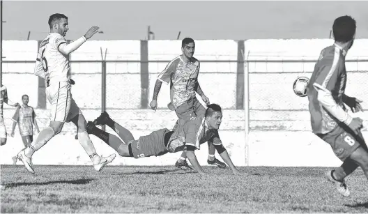  ?? FOTOS:EMMANUEL BRIANE-LA NUEVA. ?? De "palomita" al ascenso". Sería un buen título, ¿o no? Pero en Huracán van partido a partido. Mientras tanto, Jeva la sigue metiendo. Ayer marcó dos.