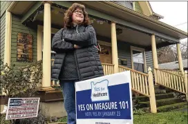  ?? GILLIAN FLACCUS / ASSOCIATED PRESS ?? Portland resident Kelly Burke has volunteere­d at a pro-Measure 101 phone bank. She briefly lost her insurance years ago when she was pregnant with her second child. She now has a serious auto-immune disease and is thankful she has insurance through her...