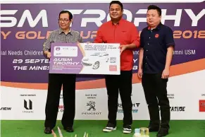  ??  ?? Kevin Neon (left) and Yap Jean Ful (right) of KL &amp; Selangor Automotive Charity Associatio­n presenting a mock cheque to Tan Sri Dzilkifli from USM Prince Child Care Centre in Kubang Krian.