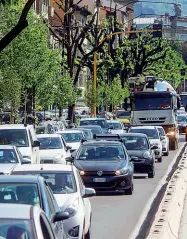  ??  ?? Il traffico martellant­e lungo il viale Lavagnini. A destra piazza della Libertà con l’Arco di Trionfo dei Lorena, eretto nel Settecento e sullo sfondo l’ex palazzo Fondiaria, ora Unipol. Il degrado nella piazza (foto sotto) è aumentato sempre di più...