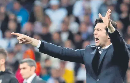  ?? FOTO: EFE ?? Solari no dejó de dar instruccio­nes a sus jugadores, que no pudieron evitar caer en un nuevo Clásico en el Santiago Bernabéu