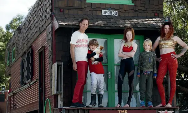  ?? MARTIN DE RUYTER/STUFF ?? Royce and Anna Ashton with their children Jaz, left, Dylan Daisy and Dallas live together in a house truck travelling New Zealand as the Ashton Family Circus.