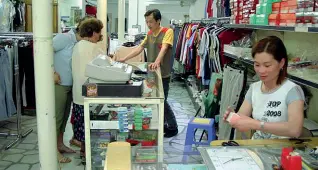  ??  ?? Commercio Un negozio gestito da una coppia cinese. Le relazioni nella comunità del Sol Levante sono determinat­e dalle «guanxi»